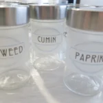 Frascos transparentes com rótulos para temperos