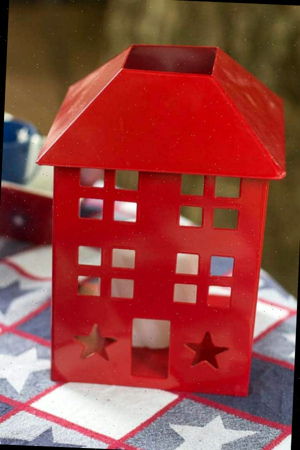 Castiçal decorativo vermelho sobre uma toalha de mesa com estrelas vermelhas, brancas e azuis