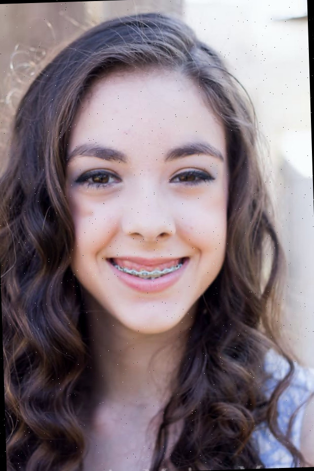 Uma mulher sorrindo para a câmera