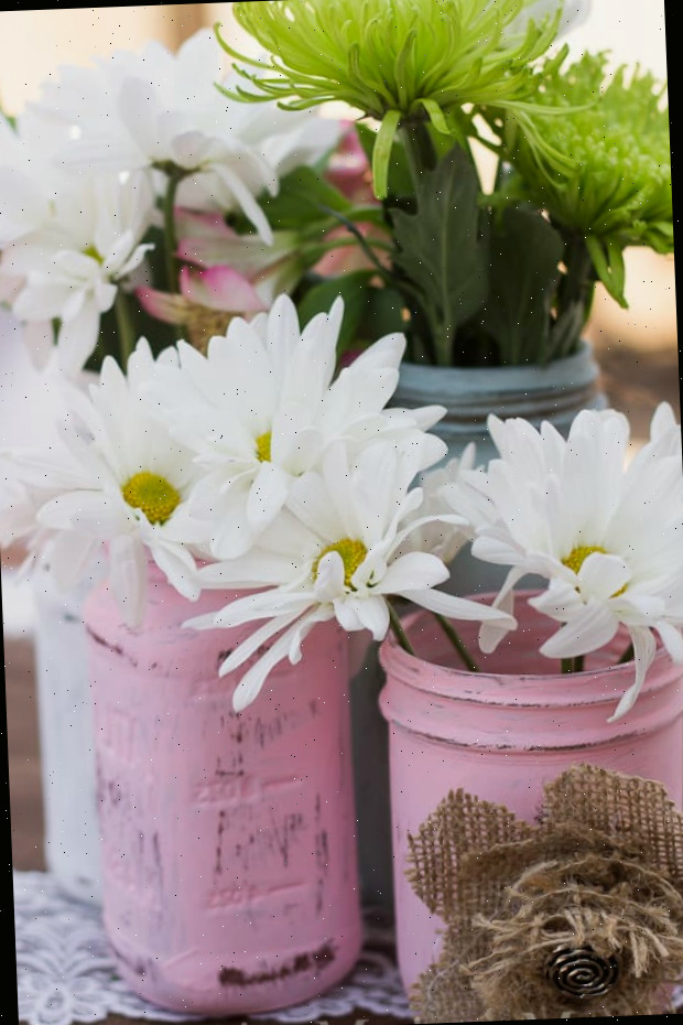 Um vaso de flores sobre uma mesa