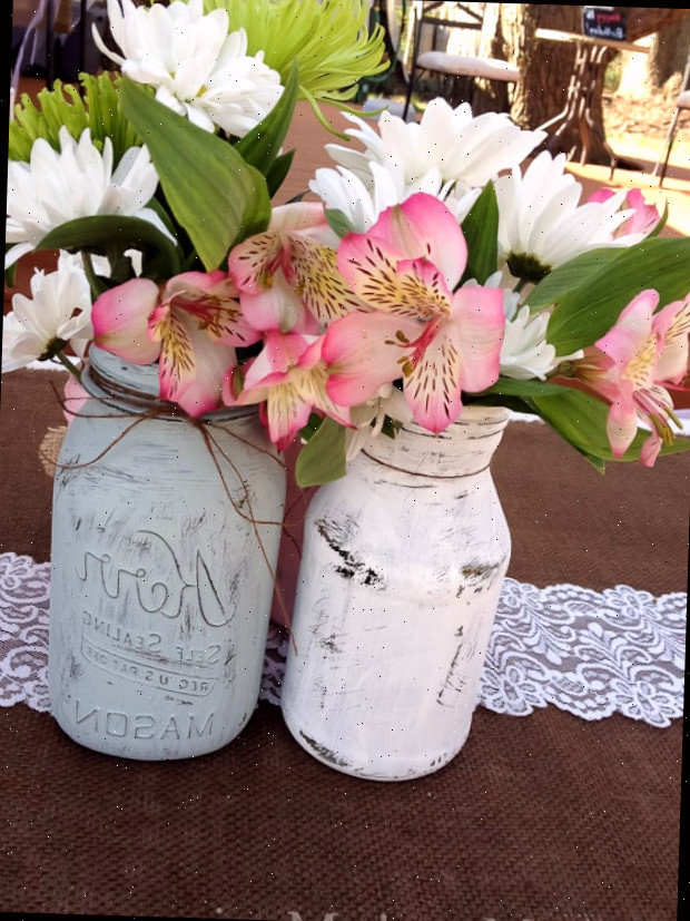 Um vaso de flores sobre uma mesa