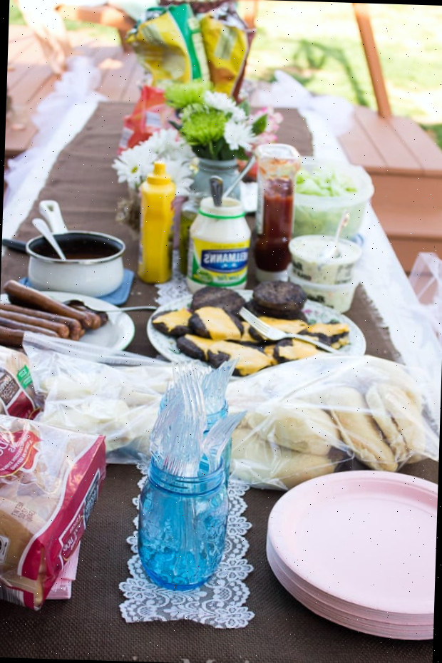 Comida sobre uma mesa de piquenique, com Festa e aniversário