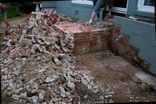 Demolindo degrau de tijolo e escadas na frente da casa
