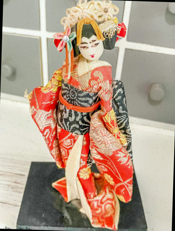 Boneca japonesa em pedestal