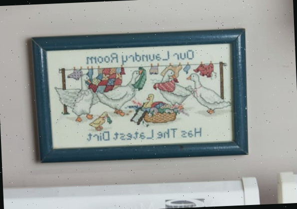 Uma pintura pendurada na parede