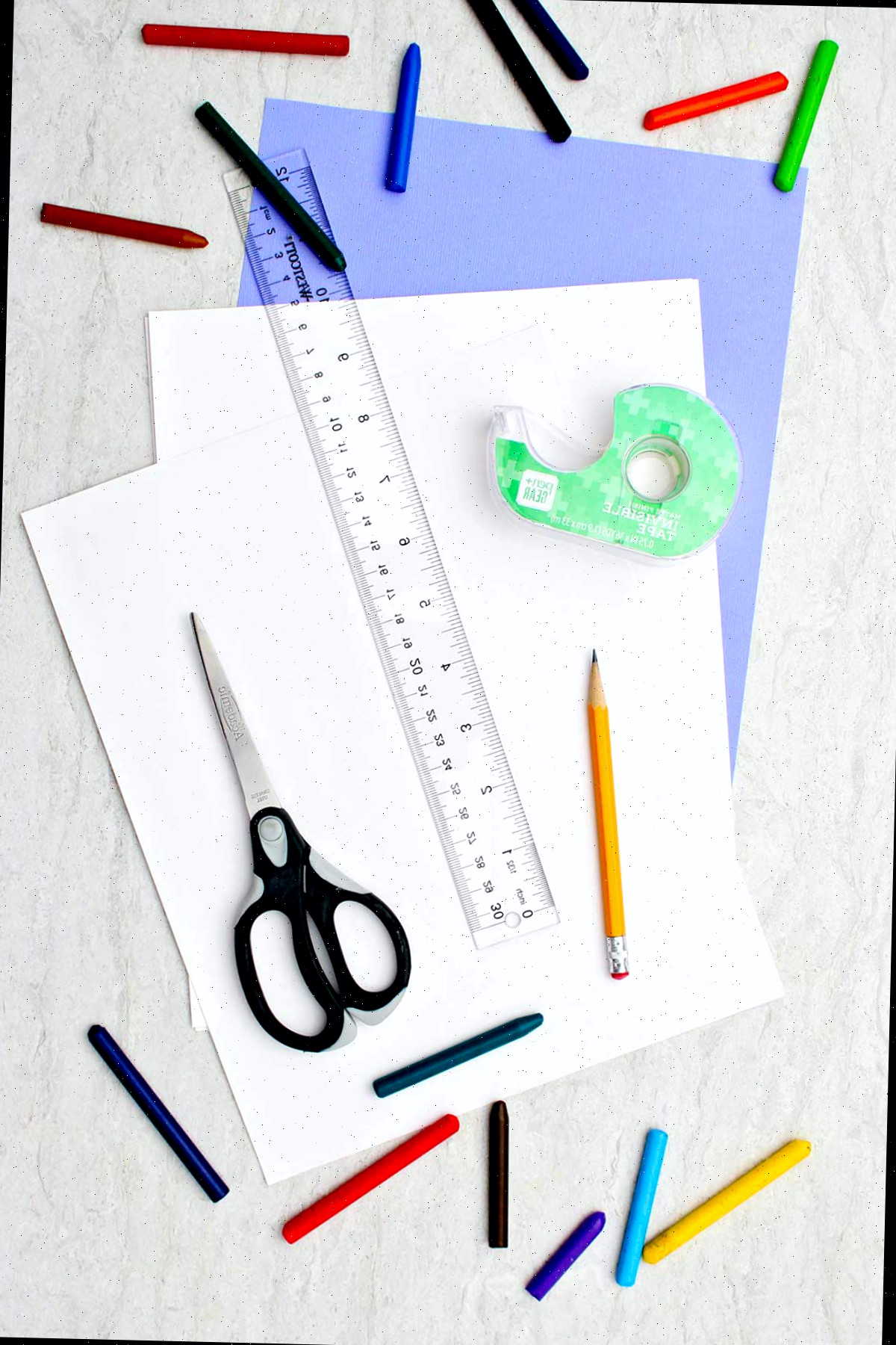 Materiais necessários para o projeto de agamógrafo. Papel branco, papel colorido, fita adesiva, tesoura, lápis, régua e giz de cera.