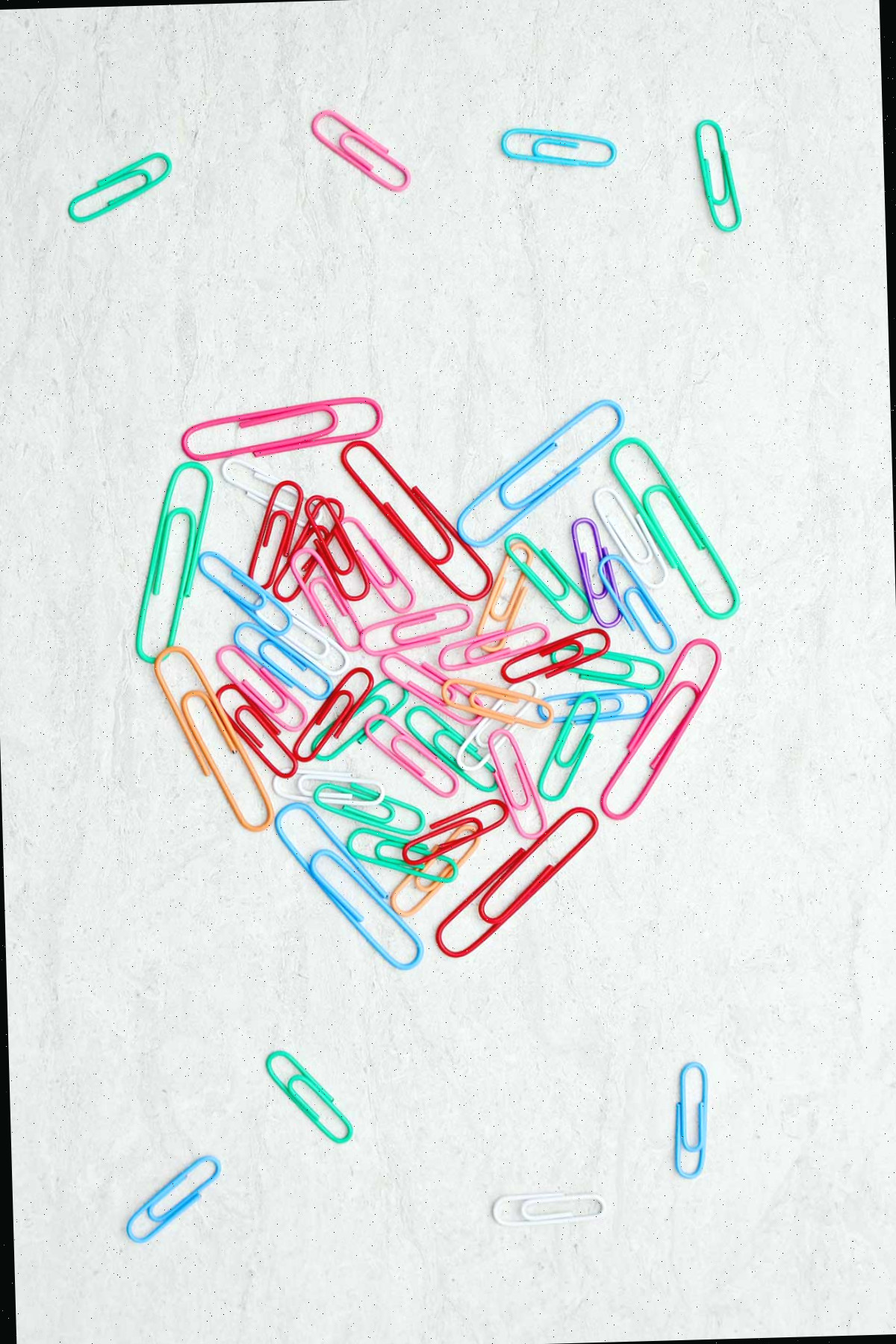 Clipes de papel coloridos na forma de um coração.