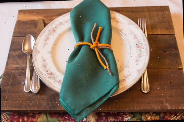 Um bolo em uma mesa de madeira