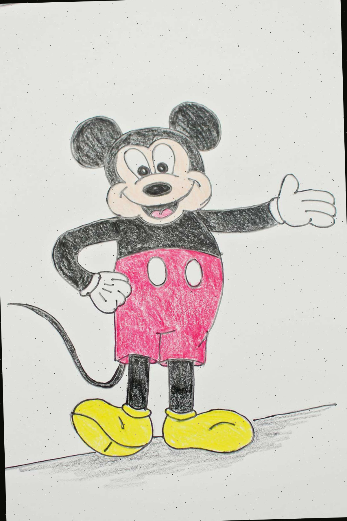 Um esboço completo e colorido do Mickey Mouse com sua mão na cintura e o outro braço estendido.