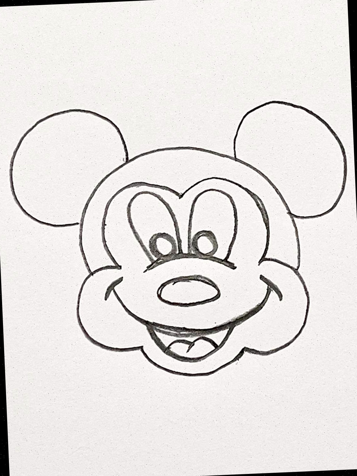 Um close de um rosto do Mickey Mouse.