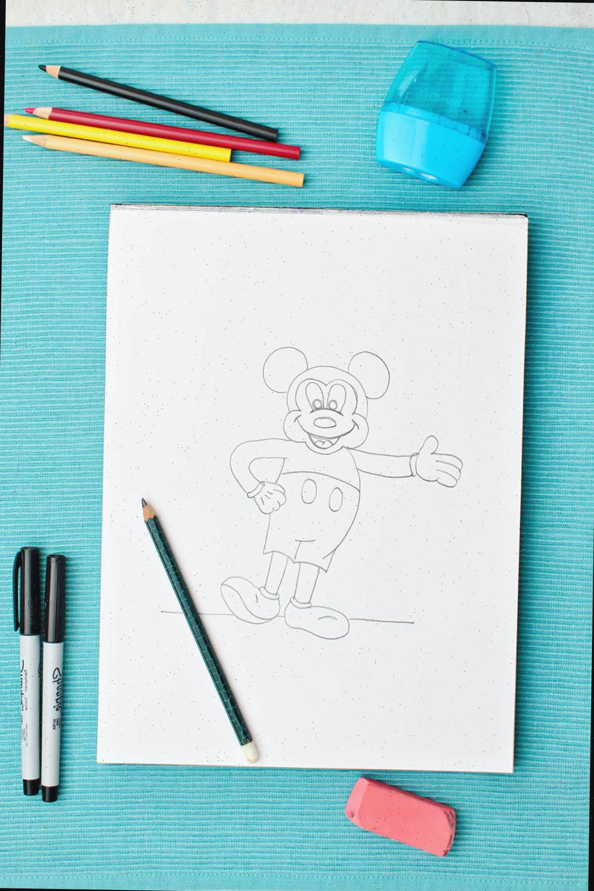 Um esboço a lápis completo do Mickey Mouse.