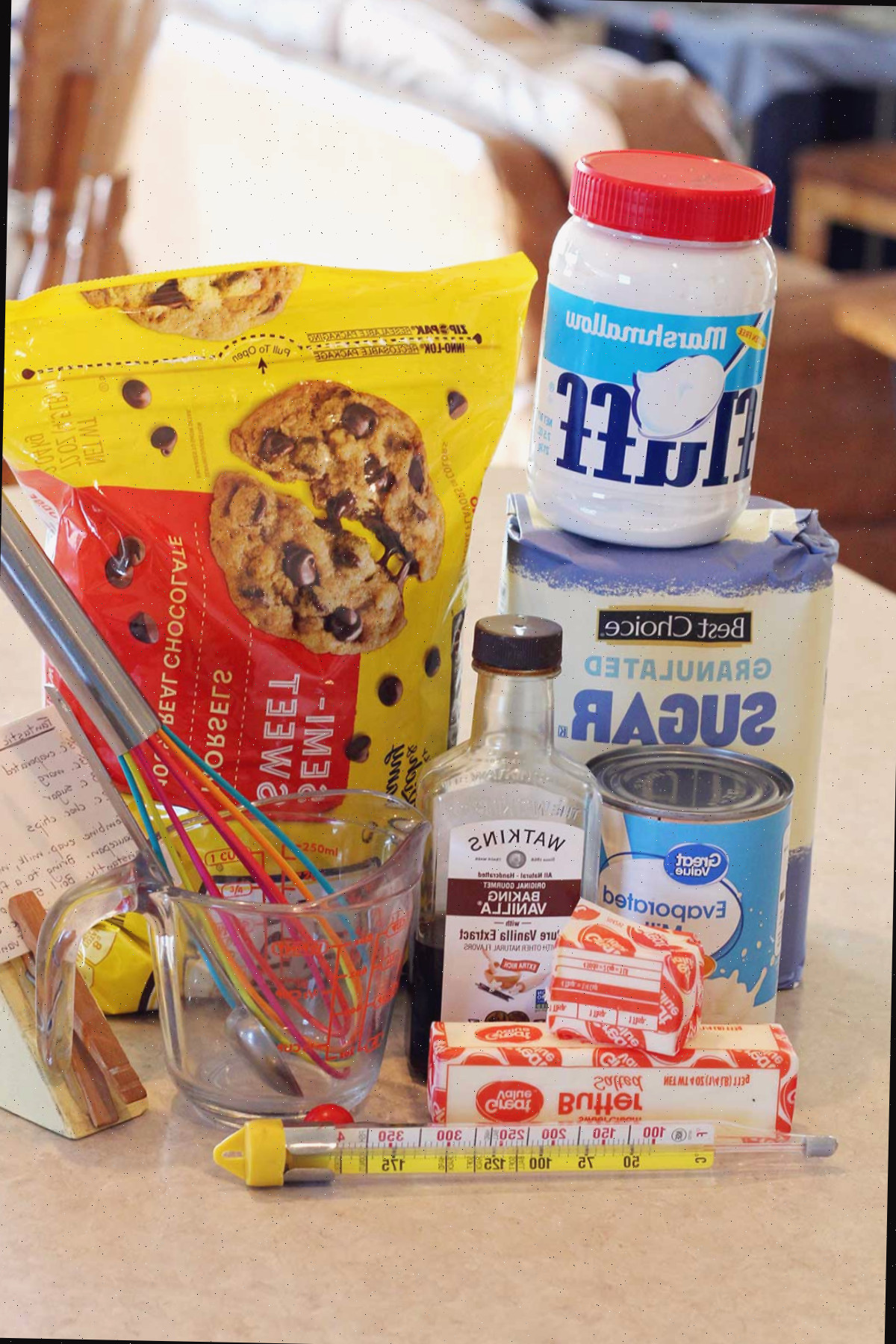 Ingredientes para o fudge imbatível em uma bancada.