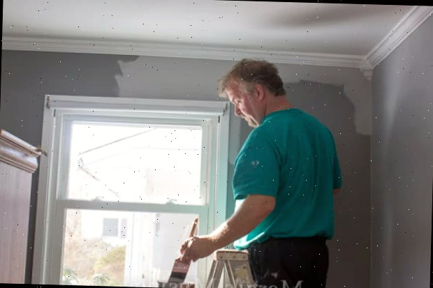 Um homem de pé diante de uma janela, com BEHR Premium Plus
