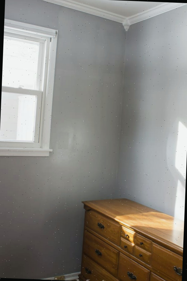 Um quarto com uma cama e uma janela
