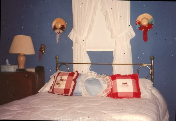 Uma cama arrumada em um quarto