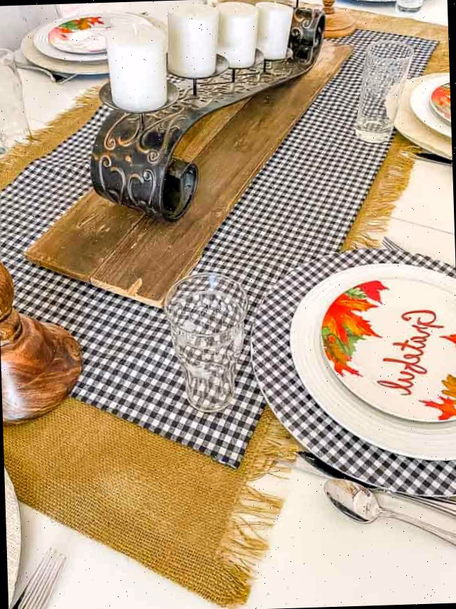 mesa de outono com passa-mesas sem costura em xadrez buffalo e estopa