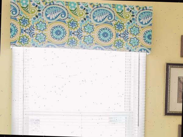 Tutorial passo a passo para fazer um bandô de janela sem costura usando tecido, compensado, um bastão e grampos. Absolutamente nenhuma costura é necessária!