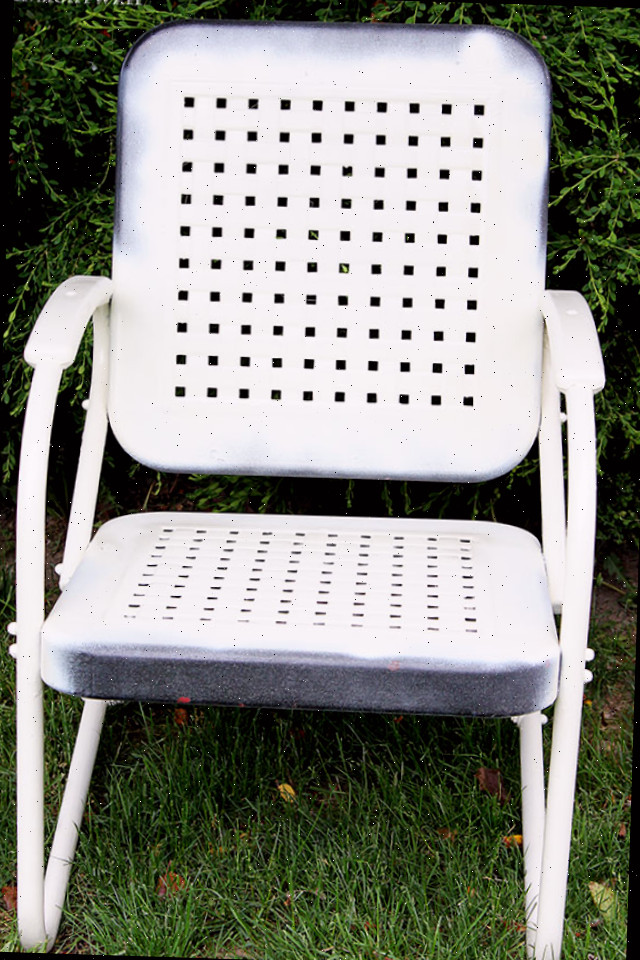 Tutorial DIY fácil de seguir sobre como pintar uma cadeira de metal vintage para jardim. Ou qualquer cadeira de metal, na verdade!