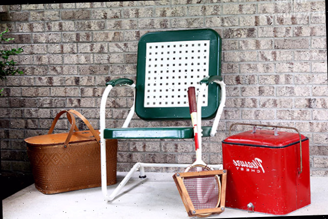 Tutorial DIY fácil de seguir sobre como pintar uma cadeira de metal vintage para jardim. Ou qualquer cadeira de metal, na verdade!