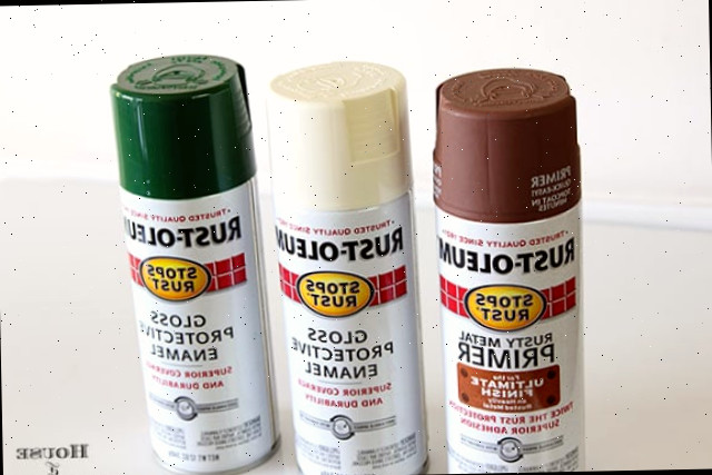 Tinta spray Rustoleum usada para pintar uma cadeira vintage de metal de motel