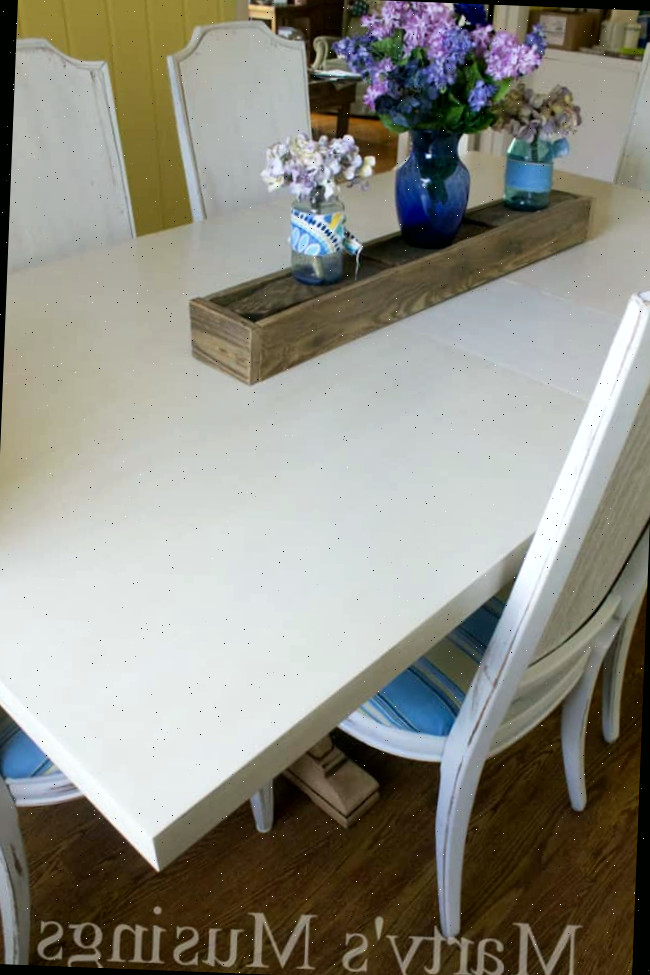 Cozinha amarela com detalhes azuis e móveis brancos