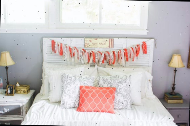 Um quarto com uma cama na sala