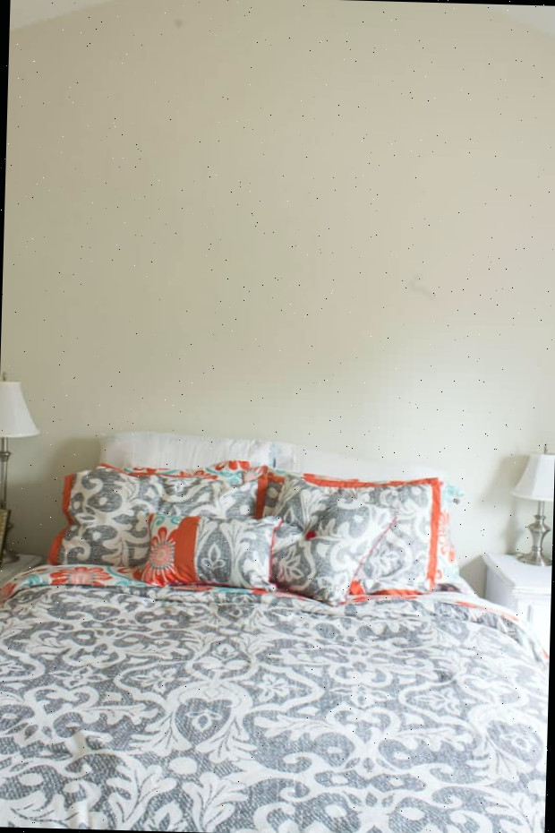 Um quarto com uma cama em um ambiente