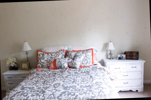 Um quarto com uma cama em um ambiente