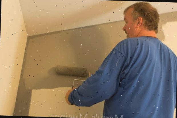 Um homem com uma camisa azul