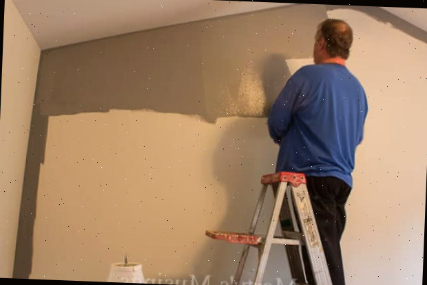 Um homem em pé em um quarto