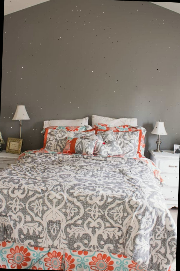 Um quarto com uma cama grande em um ambiente