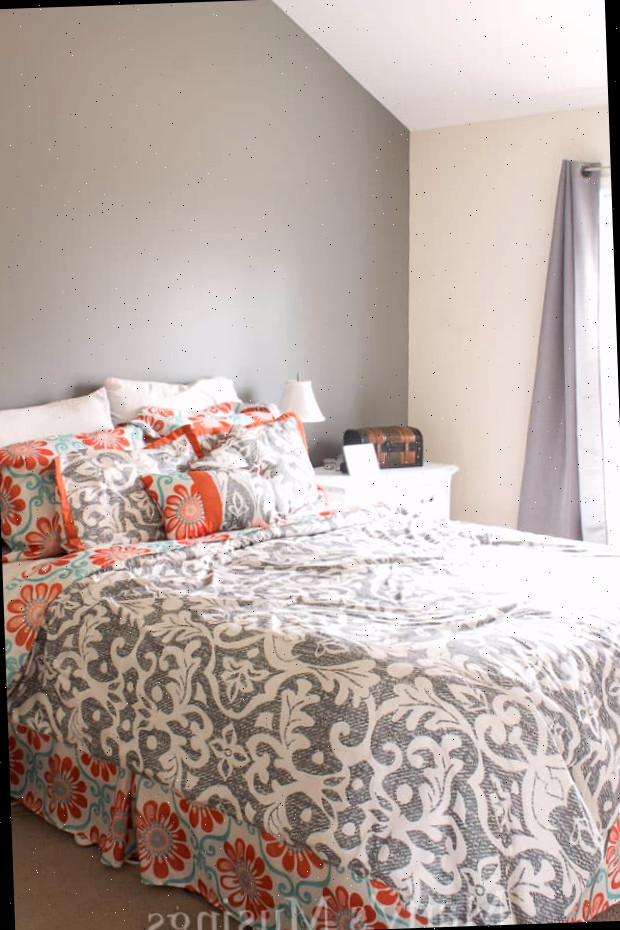 Um quarto com uma cama grande em um ambiente