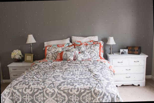 Um quarto com uma cama grande em um ambiente
