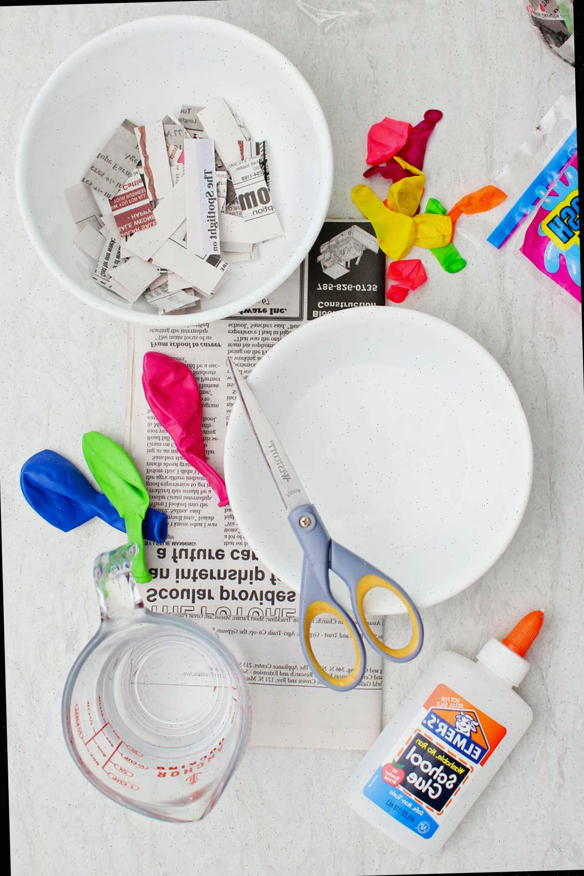 Materiais para realizar artesanato com papel machê.