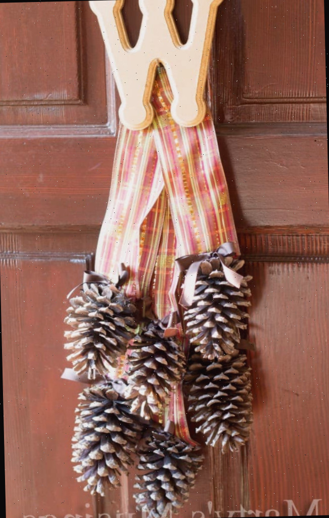 https://www.martysmusings.net/how-to-make-a-free-rag-wreath/Arranjo de porta de pinha