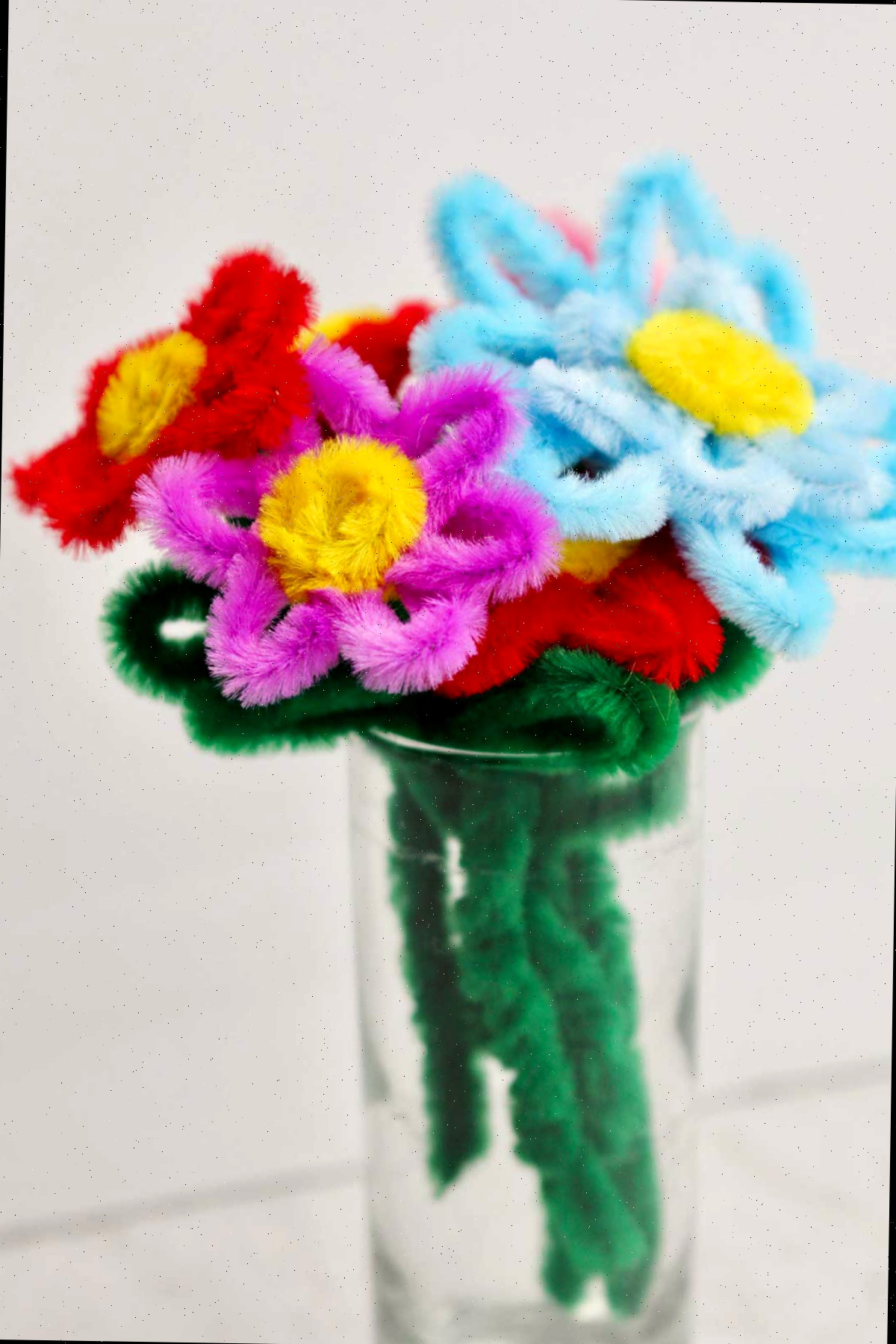 Um buquê de flores de limpadores de pipe em um copo.