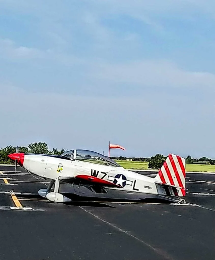 Um pequeno avião pessoal na pista.