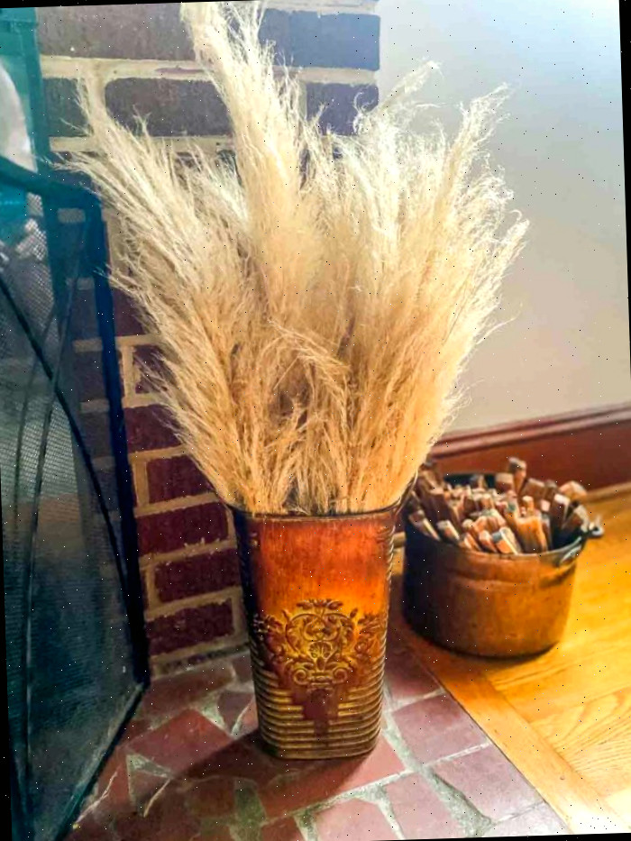 Vaso de cobre repleto de talos secos de capim-dos-pampas