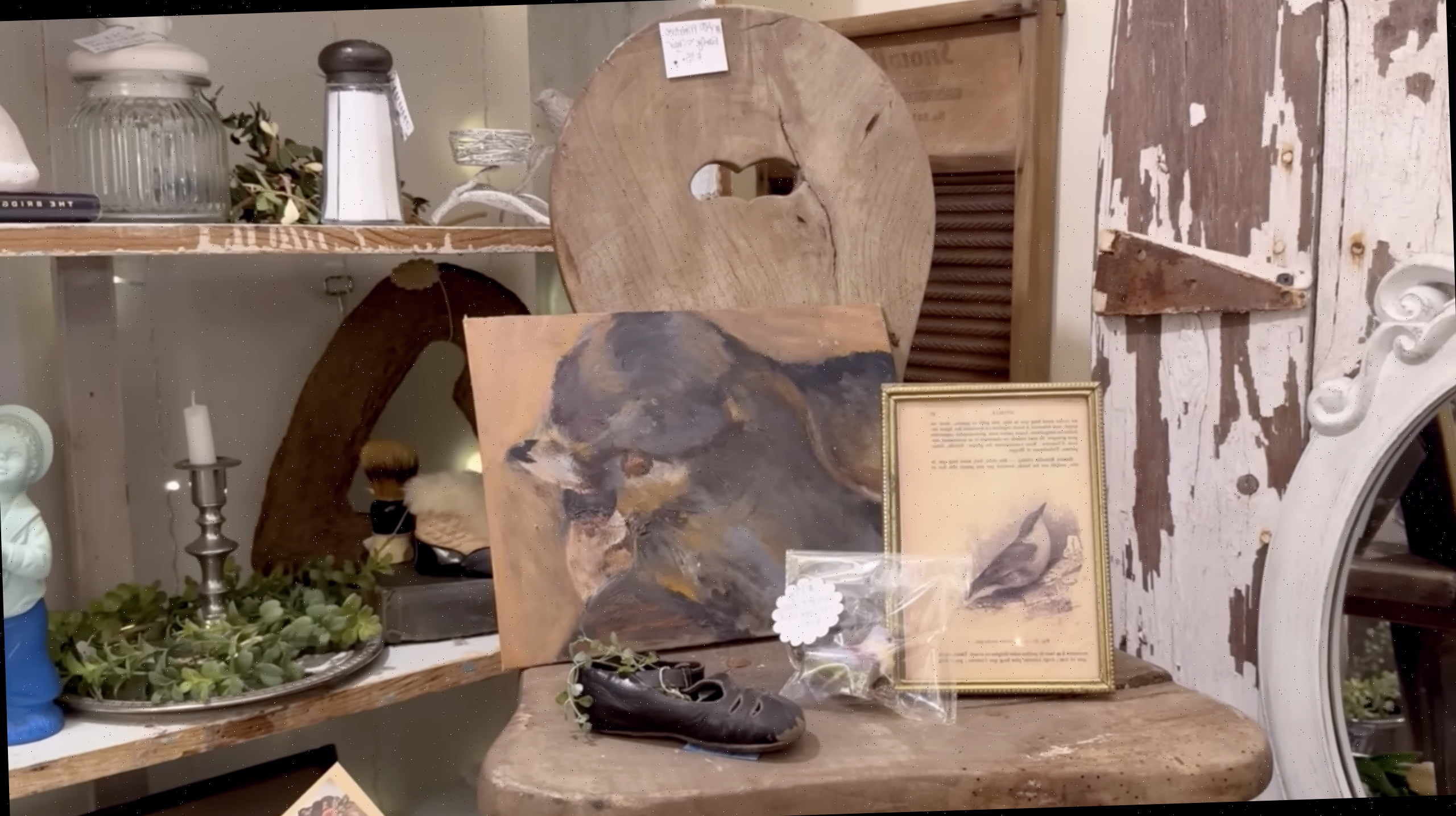 Cadeira primitiva na loja de antiguidades