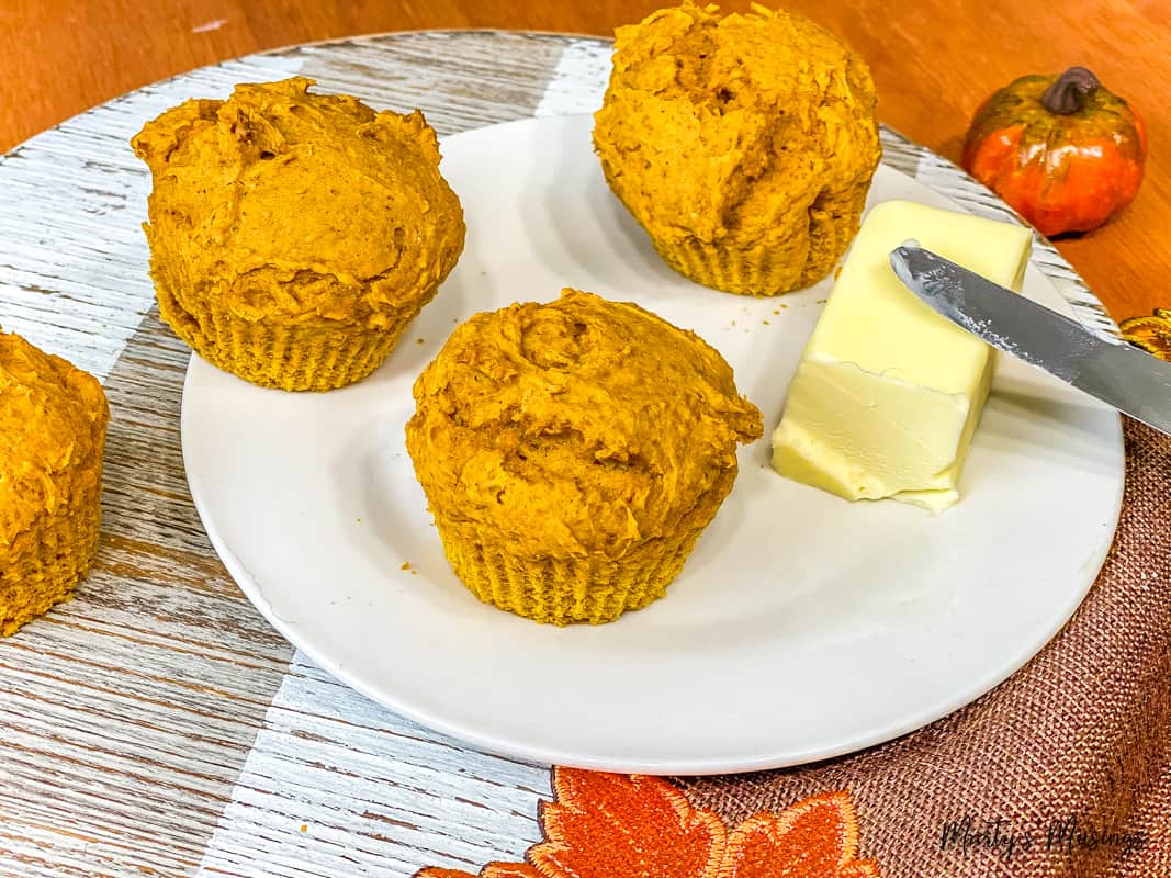 muffins de abóbora em prato branco com manteiga