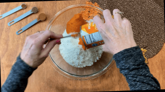 Adicione a abóbora em conserva à mistura para muffins