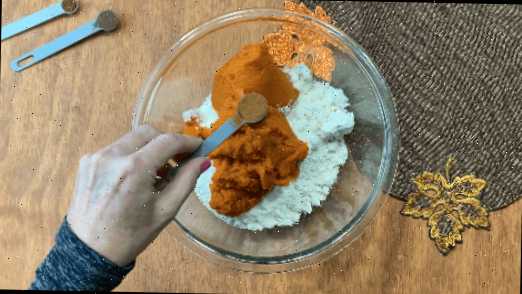Adicione as especiarias à massa dos muffins de abóbora