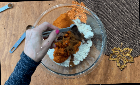 adicione especiarias à massa dos muffins de abóbora