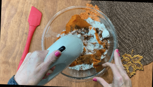 Use a batedeira manual para bater os ingredientes dos muffins de abóbora
