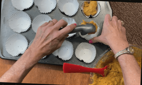 coloque a massa dos muffins de abóbora nas forminhas