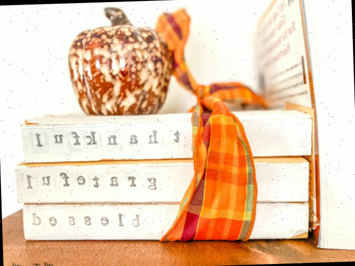 Livros estampados com tankful grato e abençoado neles