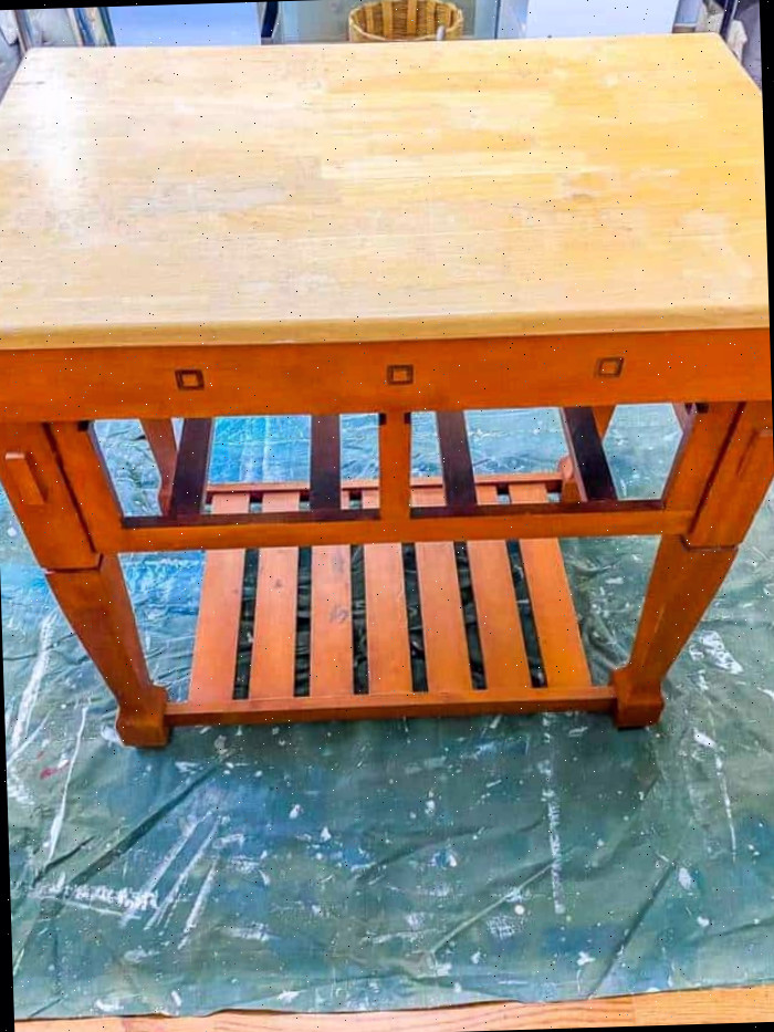 Um banco de madeira sobre uma mesa