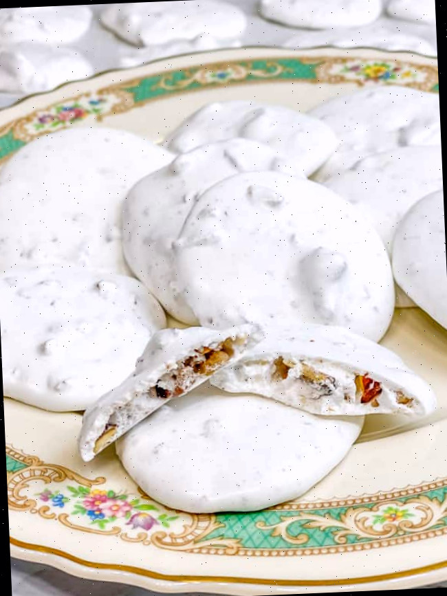 Biscoitos de merengue brancos em pratos vintage