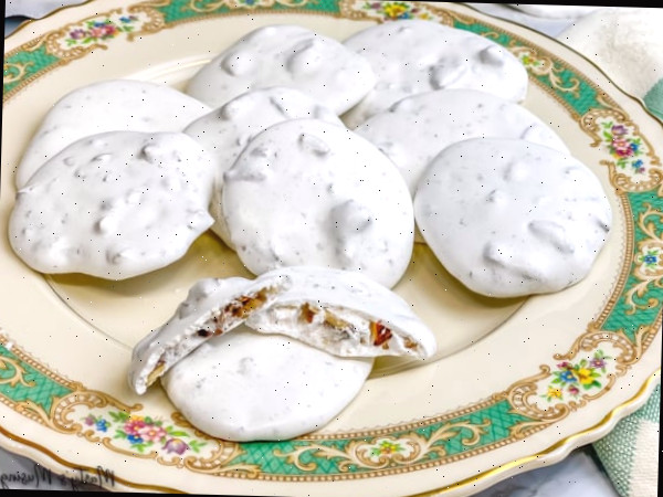 Biscoitos de merengue brancos em prato vintage