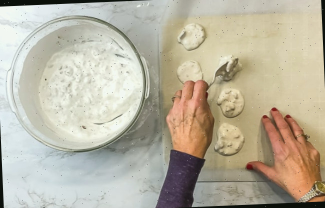 mulher colocando Biscoitos da Ressurreição de Páscoa sobre papel manteiga